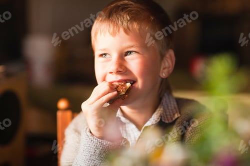 Visualização: Jovem rapaz comendo pão e queijo na Alemanha