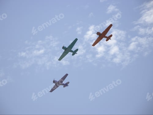 Preview: Historical Airplanes Flying In Formation