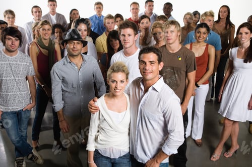 Visualização: Grupo diversificado de pessoas juntas