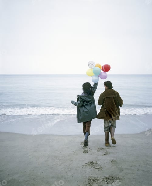 Preview: View Of A Young Couple On The Beach With Balloons