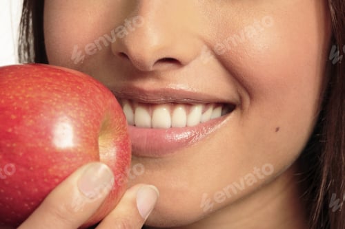 Preview: Close-Up Of Woman Holding Apple