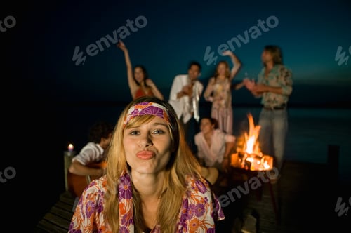 Visualização: Retrato de uma jovem mulher e amigos no fundo na fogueira