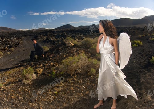 Visualização: Jovem mulher de branco olhando para trás, para uma paisagem árida de um homem