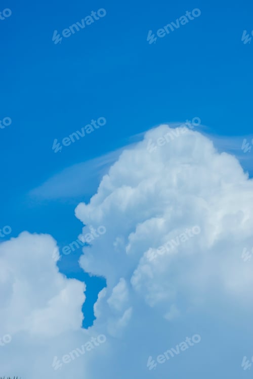 Vorschau: Blauer Himmelshintergrund mit weißen Wolken.