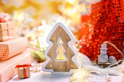 Visualização: Feliz Natal e Próspero Ano Novo. Férias de inverno com decoração de Natal e neve ao ar livre
.