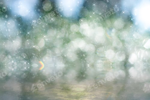 Visualização: Concentre suavemente as gotículas de água no pinheiro sobre a lagoa na estação chuvosa com a luz solar.