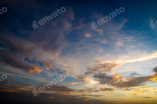 Vorschau: Sonnenuntergangshimmel mit orangefarbener Wolke.