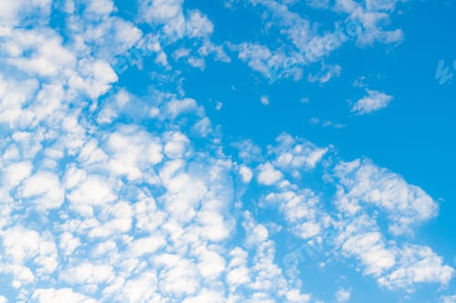 Vorschau: Ein blauer Himmel mit schuppigen Wolken