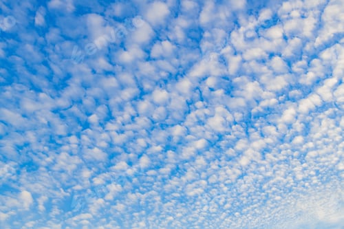 Vorschau: Ein blauer Himmel mit schuppigen Wolken