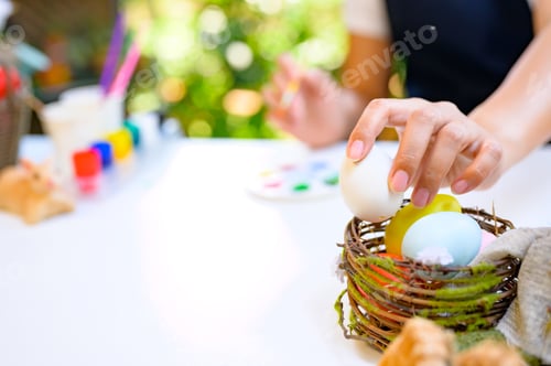 Vista previa: Mom Coloring Eggs For Easter Celebration On April. Preparing And Painting For Family Home
