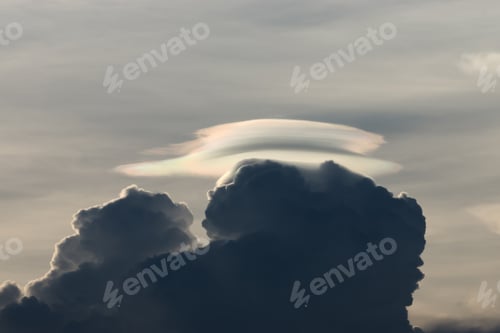 Vorschau: Seltsame Wolken am Himmel.