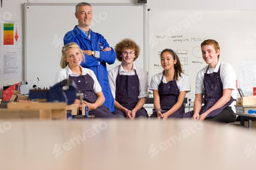 Visualização: Um professor orgulhoso com os braços cruzados em pé ao lado de seus alunos enquanto sorria diretamente para o