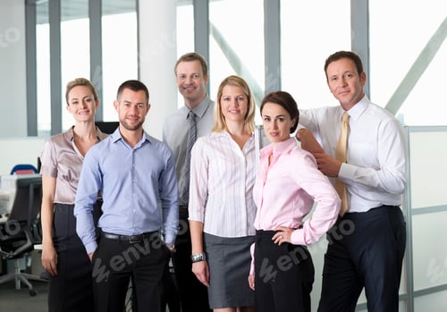 Предпросмотр: Групповой портрет улыбающихся деловых людей, стоящих в офисе рядом с кабинкой