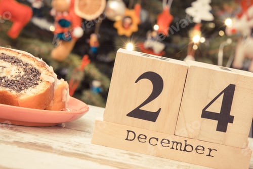 Visualização: Foto vintage, data de 24 de dezembro no calendário, bolo tradicional de sementes de papoula no prato e Natal