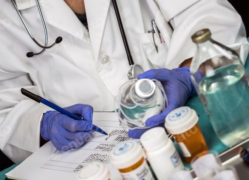 Visualização: Enfermeira escreve dose para paciente em um hospital, imagem conceitual