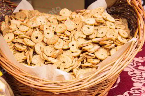 Preview: Fresh Baked Bagel Chips In Wicker Basket On Stall At The Bazaar