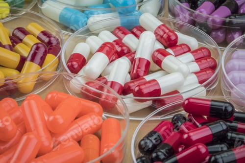 Vista previa: Diverse Capsules Of Different Colors Of The Disks From Petri