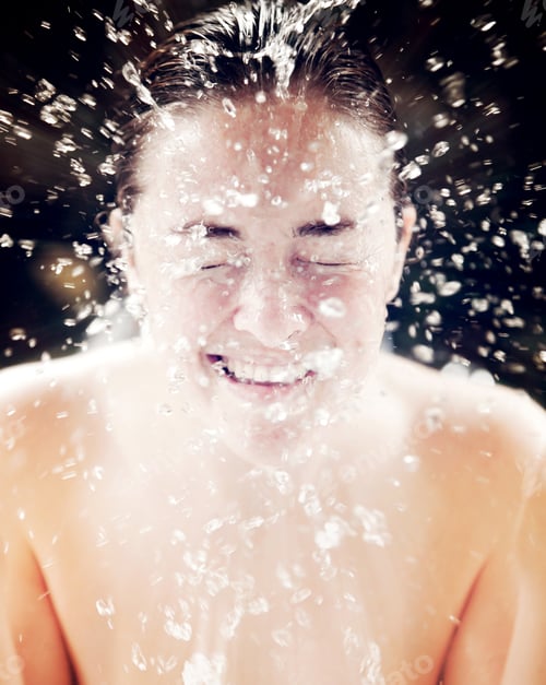 Visualização: Linda mulher refrescando o rosto com um respingo de água