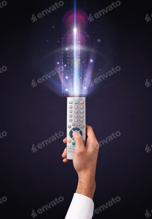 Vista previa: Mano que sostiene un control remoto, números y letras brillantes que salen de él