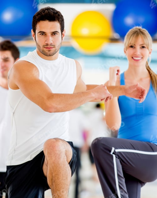 Visualização: Grupo de pessoas em uma aula de aeróbica na academia