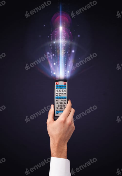 Vista previa: Mano que sostiene un control remoto, números y letras brillantes que salen de él