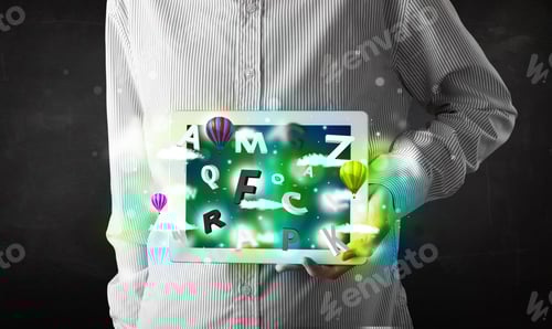 Vorschau: Junge Person zeigt weiße Tafel mit abstrakten Buchstaben und Himmel