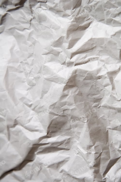 Visualização: Rosto escondido em papel de embrulho enrugado