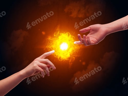 Visualização: Duas mãos masculinas nuas prestes a tocar, acendendo uma chama brilhante com fumaça no fundo do céu vermelho