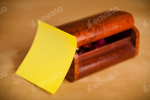 Preview: Jewelry Box With Empty Sticky Note