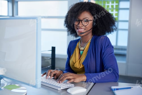 Preview: Portrait Of A Smiling Customer Service Representative With An Afro At The Computer Using Headset