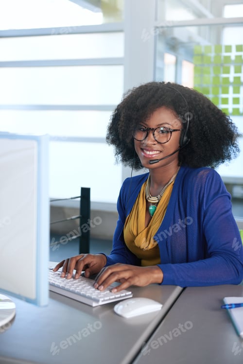 Preview: Portrait Of A Smiling Customer Service Representative With An Afro At The Computer Using Headset
