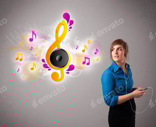 Visualização: Menina bonita cantando e ouvindo música com notas musicais saindo de sua boca