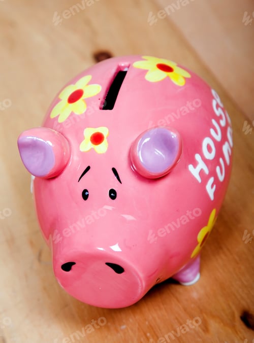Vista previa: Piggy Bank Over A Wooden Surface