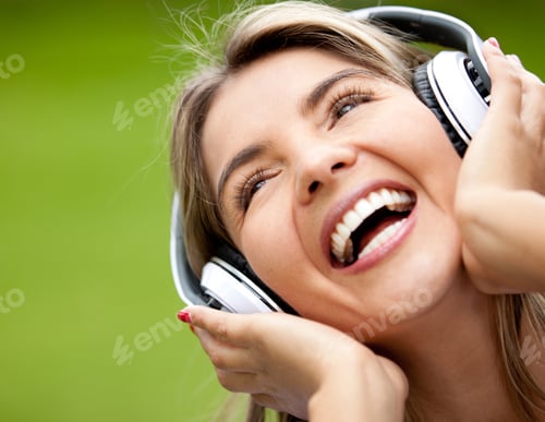 Preview: Happy Woman Portrait With Headphones Listening To Music