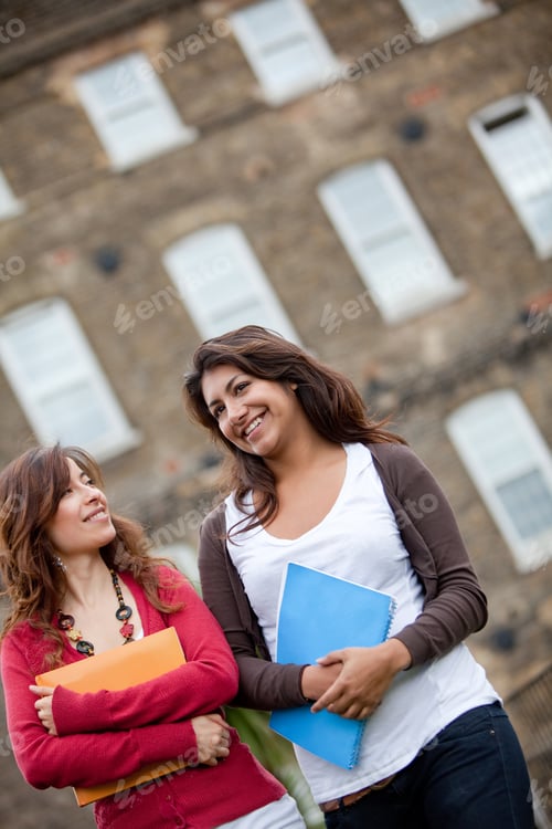 Visualização: Casal feliz de estudantes sorrindo ao ar livre