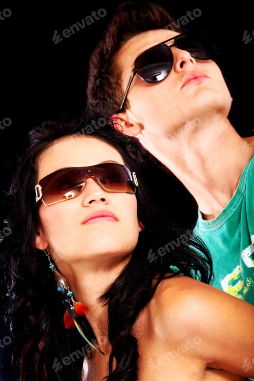 Vista previa: Fashionable Couple Wearing Sunglasses Looking Up