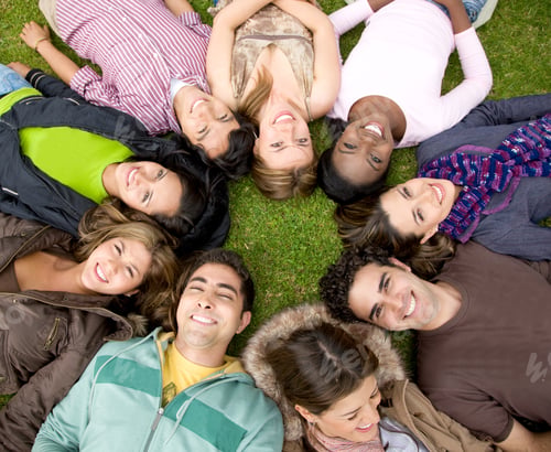 Vista previa: Group Of Friends Or College Students Outdoors With Heads Together