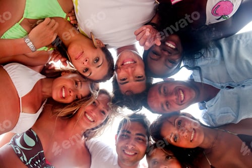 Preview: Happy Group Of Friends At The Beach With Their Heads Together