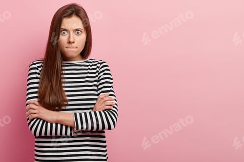 Vista previa: Photo Of Angry European Lady Keeps Lips Pressed, Hands Folded Over Chest, Looks With Annoyed