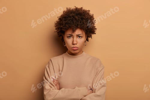 Vista previa: Gloomy Insulted Young Woman Stands In Defensive Pose, Makes Offended Grimace, Waits For Apology