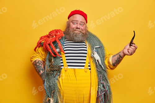 Preview: Photo Of Positive Boatswain Poses With Ocotpus, Enjoys Marine Life, Spends Much Time At Boat