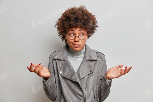 Preview: Confused Hesitant Young Woman Spreads Palms Has Doubtful Face Expression Stands Uncertain Shrugs