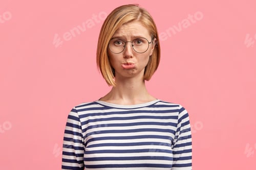 Vista previa: Emotive Abused Caucasian Female With Sorrowful Expression, Curves Lower Lips With Discontent Look