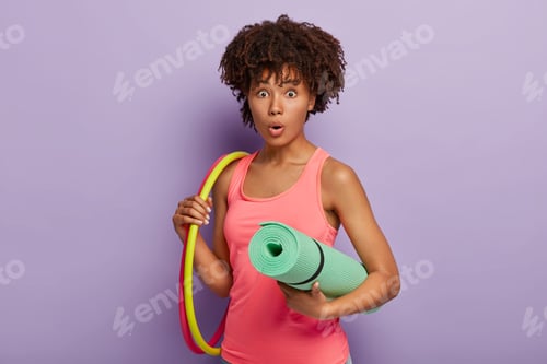Preview: Enthusiastic Woman with Exercise Mat and Hula Hoop