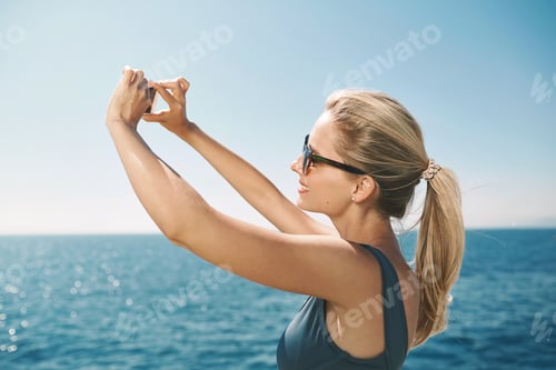 Preview: Happy Fitness Selfie Woman Smiling Taking Self Portrait Photograph With Smart Phone After Running