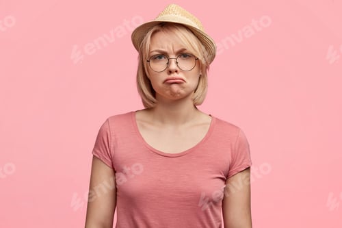 Vista previa: Upset Female Tourirst Has Spoiled Vacation, Curves Lower Lips With Displeasure, Wears Straw Summer