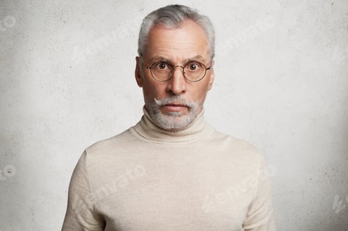 Vorschau: Horizontale Aufnahme eines bärtigen reifen Mannes, der mit verblüfftem schockiertem Gesichtsausdruck in die Kamera schaut, Can`T