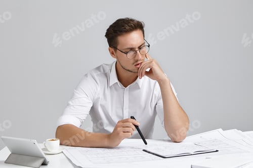 Vista previa: Concepto de creatividad y tecnologías modernas para las personas. Foto sincera de un ingeniero masculino profesional