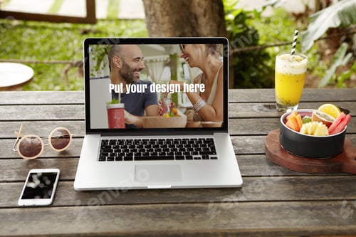 Visualização: Vista frontal do espaço de trabalho da fotógrafa ou designer feminina: computador portátil moderno com espaço de cópia