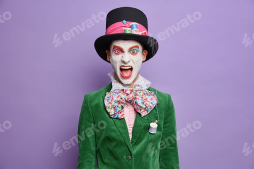 Preview: Emotional Hatter Screams Loudly Dressed In Festive Costume Poses Against Purple Background On